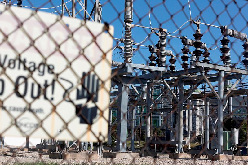 FILE PHOTO: Power lines are seen during a heatwave with expected temperatures of 102 F (39 C) in Dallas, Texas, U.S. June 12, 2022. - REUTERSpix