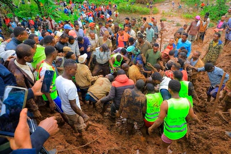 Residents dig to recover the dead body of a victim of the landslide following heavy rains that buried people in Gofa zone, Southern Ethiopia - AFPpix