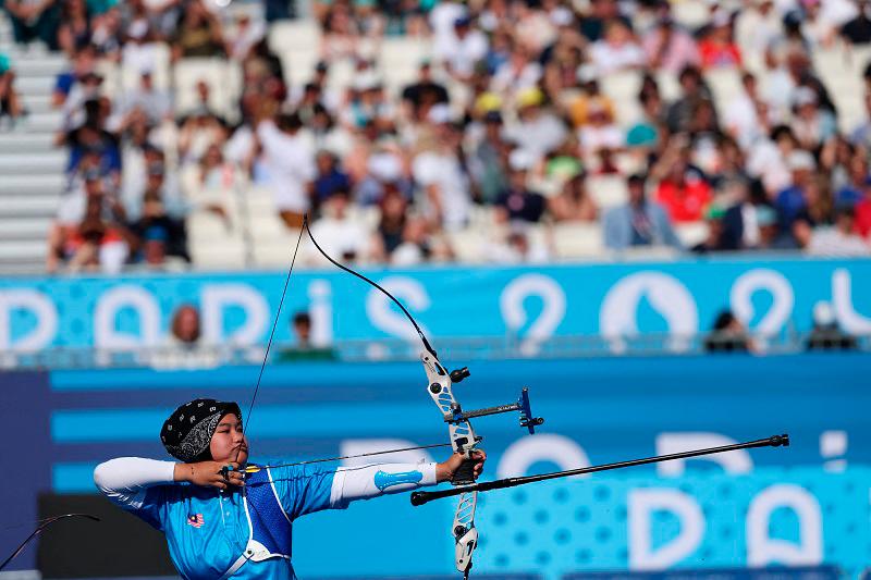 Paris 2024 Olympics - Archery - Women’s Team 1/8 Elimination Round - Invalides, Paris, France - July 28, 2024. Syaqiera Mashayikh of Malaysia in action. - REUTERSpix