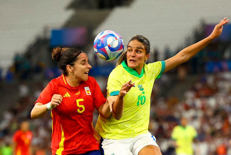 Women’s Semi-final - Brazil vs Spain - Marseille Stadium, Marseille, France - August 06, 2024. Gabi Nunes of Brazil in action with Oihane Hernandez of Spain/REUTERS