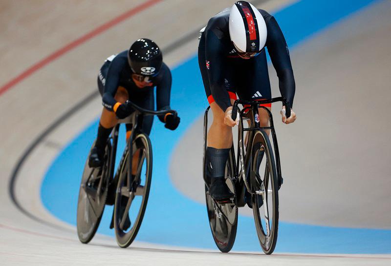 Paris 2024 Olympics - Track Cycling - Women's Sprint, 1/32 Finals - Saint-Quentin-en-Yvelines Velodrome, Montigny-le-Bretonneux, France - August 09, 2024.Sophie Capewell of Britain and Nurul Izzah Izzati Mohd Asri of Malaysia in action during heat 4. - REUTERS/Agustin Marcarian