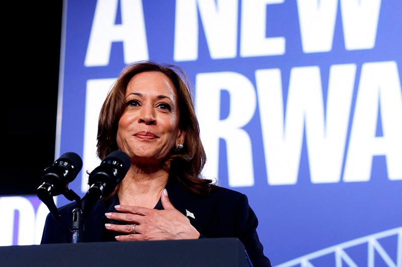 Democratic presidential nominee and U.S. Vice President Kamala Harris reacts while delivering a speech during a campaign event at the Dort Financial Center in Flint, Michigan, U.S., October 4, 2024. - REUTERS/Evelyn Hockstein