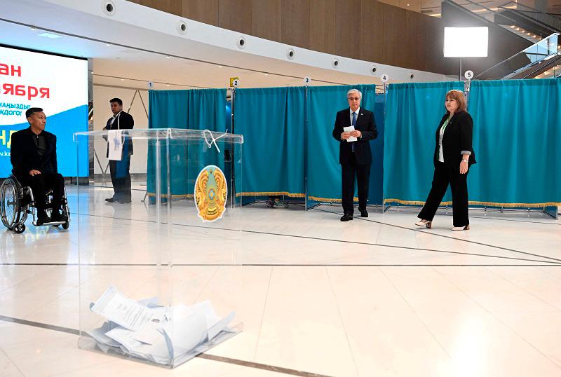 Kazakh President Kassym-Jomart Tokayev casts his vote during a referendum on the construction of a nuclear power plant, at a polling station in Astana, Kazakhstan October 6, 2024. - Press Service of the President of Kazakhstan/Handout via REUTERS