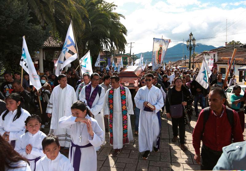 People carry the coffin with the body of priest Marcelo Perez, through the streets in San Cristobal de las Casas - REUTERSpix