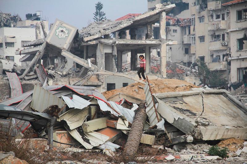 A Palestinian girl walks amid the rubble of buildings destroyed in previous Israeli strikes, ahead of a ceasefire set to take effect on Sunday, in Gaza City January 16, 2025. - REUTERS/Mahmoud Issa