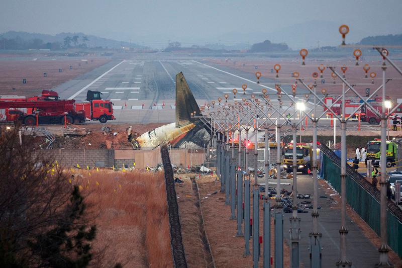 FILE PHOTO: The wreckage of the Jeju Air aircraft that went off the runway and crashed lies at Muan International Airport, in Muan, South Korea, December 30, 2024. - REUTERS/Kim Hong-Ji/File Photo