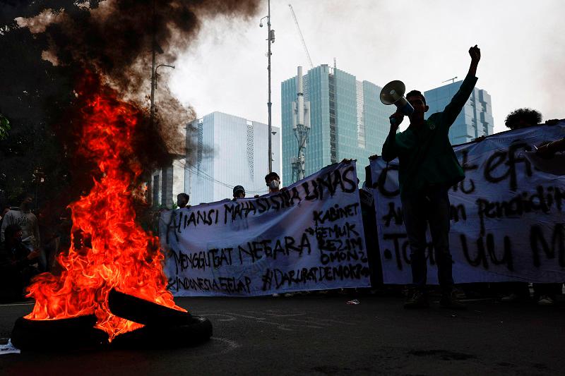 University students take part in an anti-government protest called ‘Indonesia Gelap’ (Dark Indonesia), against the recent budget efficiency policies, near the presidential palace in Jakarta, Indonesia, February 20, 2025. - REUTERS/Willy Kurniawan