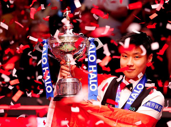 Snooker - World Snooker Championship - The Crucible Theatre, Sheffield, Britain - May 5, 2025. China's Xintong Zhao celebrates with the trophy after winning his final match against Wales' Mark Williams - REUTERSPIX