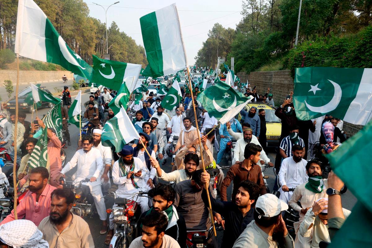 Supporters of Pakistan Markazi Muslim League (PMML) wave flags during a rally in support of Pakistani Army following India’s military strikes on Pakistan, in Islamabad, Pakistan, May 7, 2025. REUTERSpix