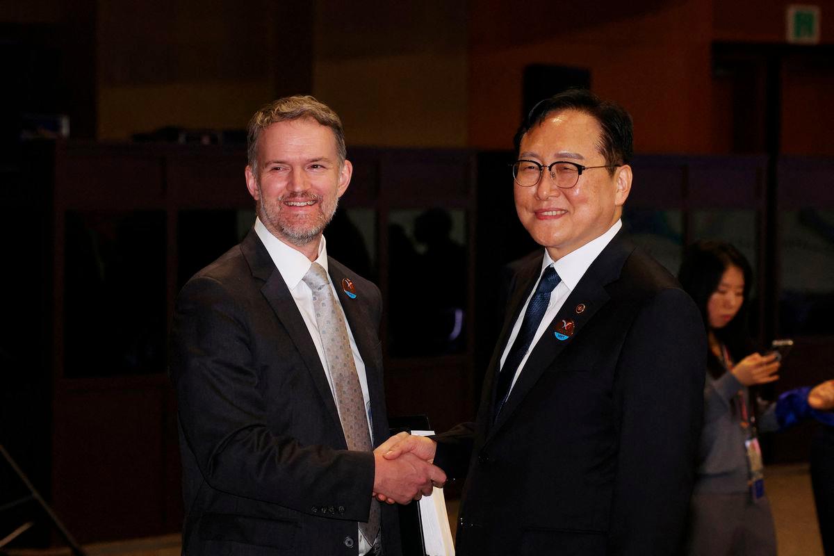 South Korea’s Trade Minister Cheong In-kyo and U.S. Trade Representative Jamieson Greer pose for photographs before the opening ceremony of APEC Ministers Responsible for Trade Meeting at International Convention Center in Seogwipo on Jeju island, South Korea, May 15, 2025. REUTERSpix