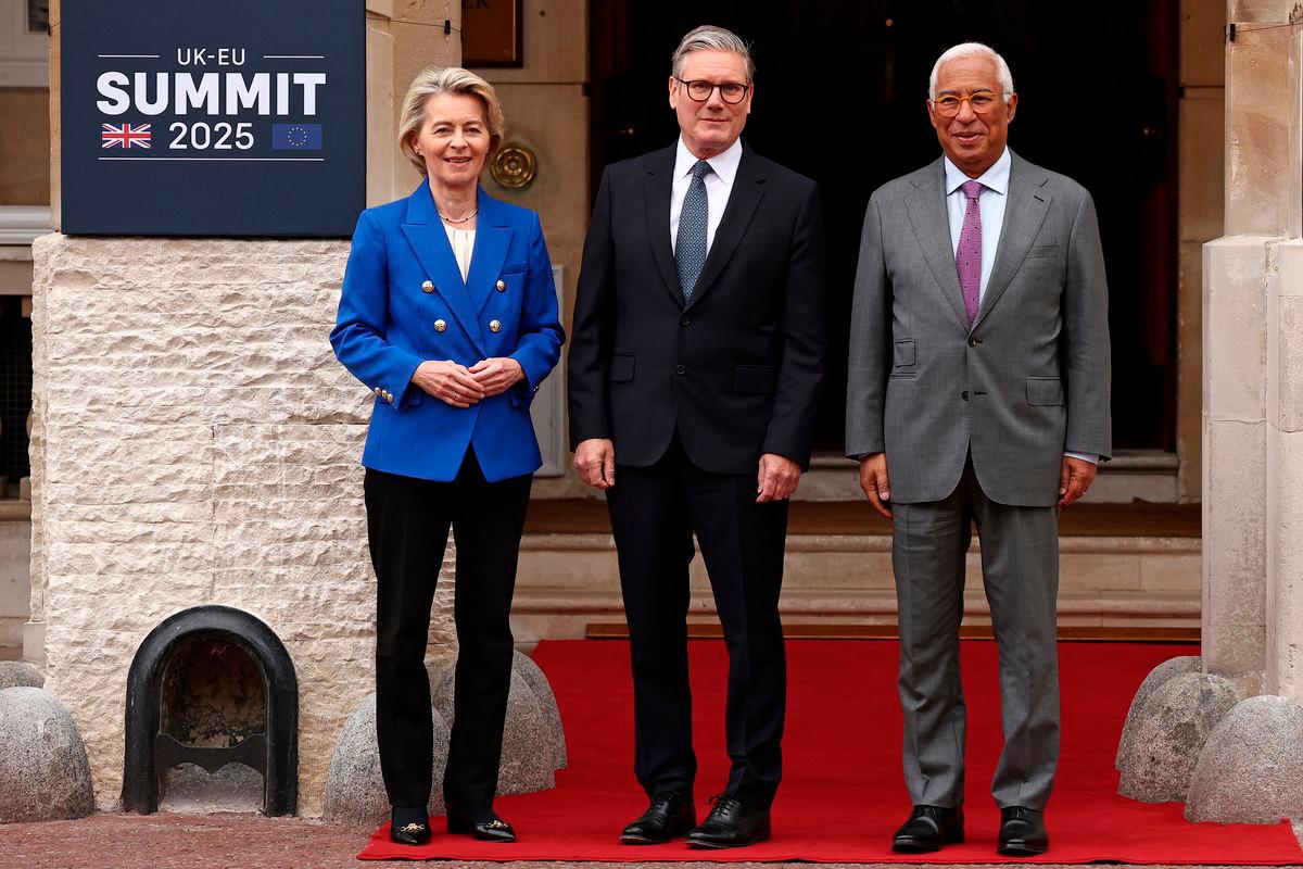 Britain’s Prime Minister Keir Starmer poses with European Commission President Ursula von der Leyen and European Council President Antonio Costa as they arrive to attend the UK-EU Summit at Lancaster House in London on May 19, 2025. HENRY NICHOLLS/Pool via REUTERS
