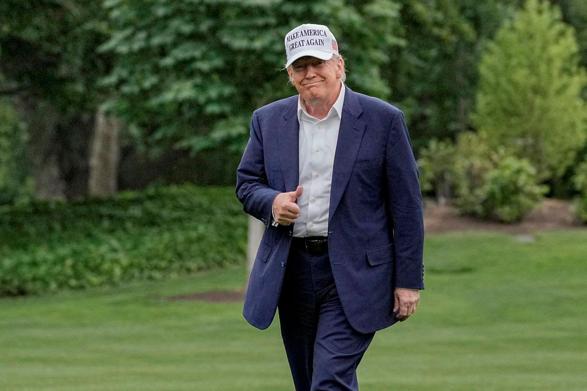 FILE PHOTO: U.S. President Donald Trump gives a thumbs up as he walks on the South Lawn of the White House in Washington, D.C., U.S., May 25, 2025. REUTERSpix