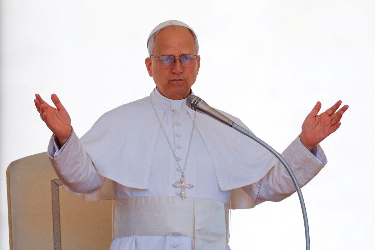 Pope Leo XIV gestures on the day he holds a general audience in St. Peter’s Square at the Vatican, May 28, 2025. REUTERS/Remo Casilli