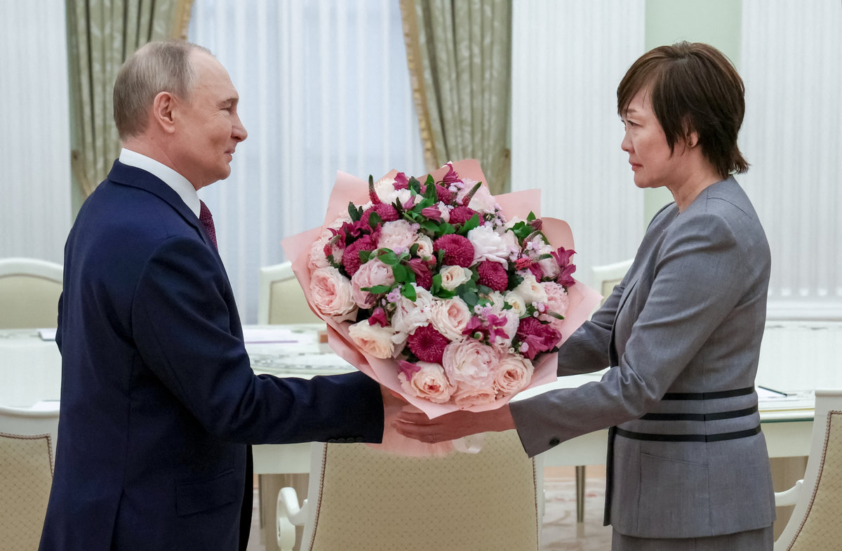 Russian President Vladimir Putin welcomes Akie Abe, wife of former Japanese Prime Minister Shinzo Abe, at the Kremlin in Moscow, Russia, May 29, 2025. - via REUTERS ATTENTION EDITORS