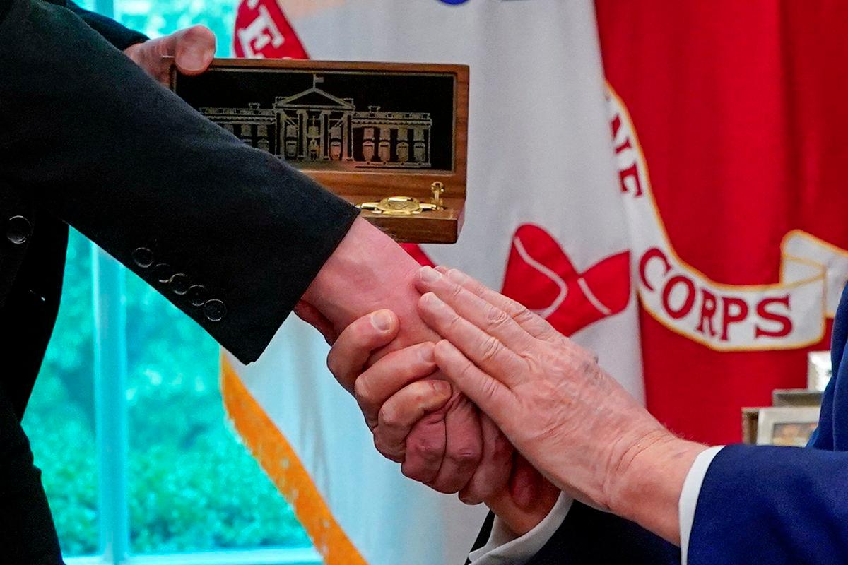 Elon Musk shakes hands with U.S. President Donald Trump as he receives a golden key from him at a press conference in the Oval Office at the White House, in Washington, D.C., U.S., May 30, 2025. - REUTERSPIX