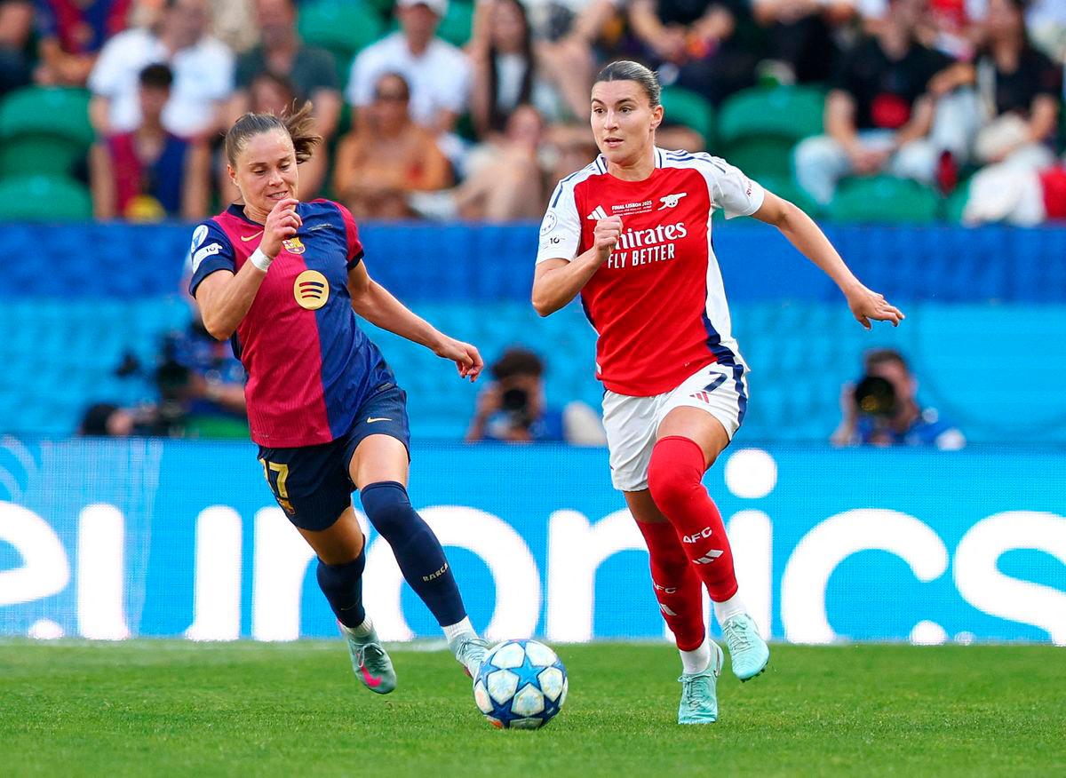 Barcelona’s Ewa Pajor in action with Arsenal’s Steph Catley REUTERSpix