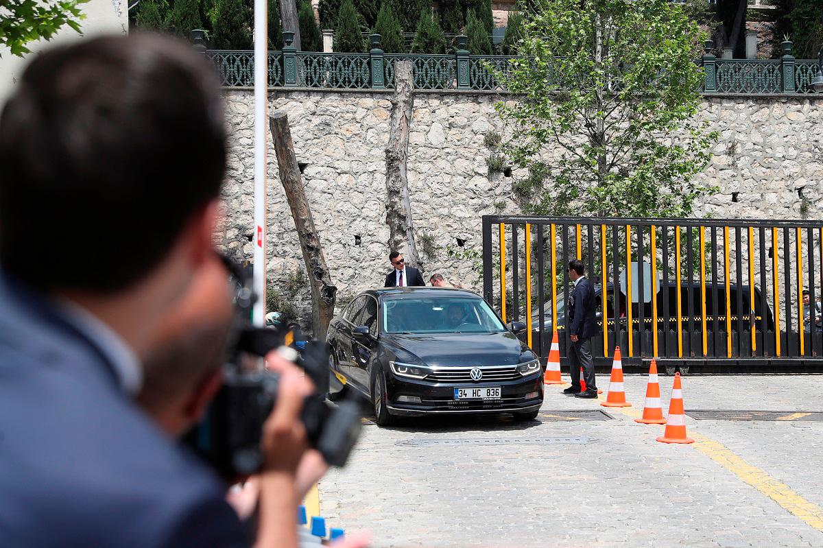 A vehicle arrives at Ciragan Palace on the day of the second round of peace talks between Russia and Ukraine, in Istanbul, Turkey, June 2, 2025. - REUTERS/Cagla Gurdogan