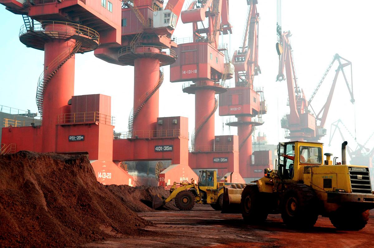 Pekerja mengangkut tanah yang mengandungi unsur nadir bumi untuk dieksport di sebuah pelabuhan di Lianyungang, wilayah Jiangsu, China. REUTERS