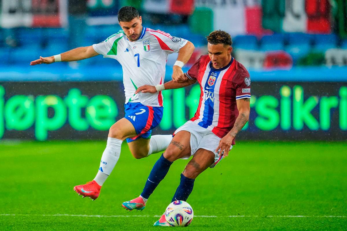 Riccardo Orsolini in action with Norway’s Antonio Nusa Lise Aserud/NTB via REUTERS