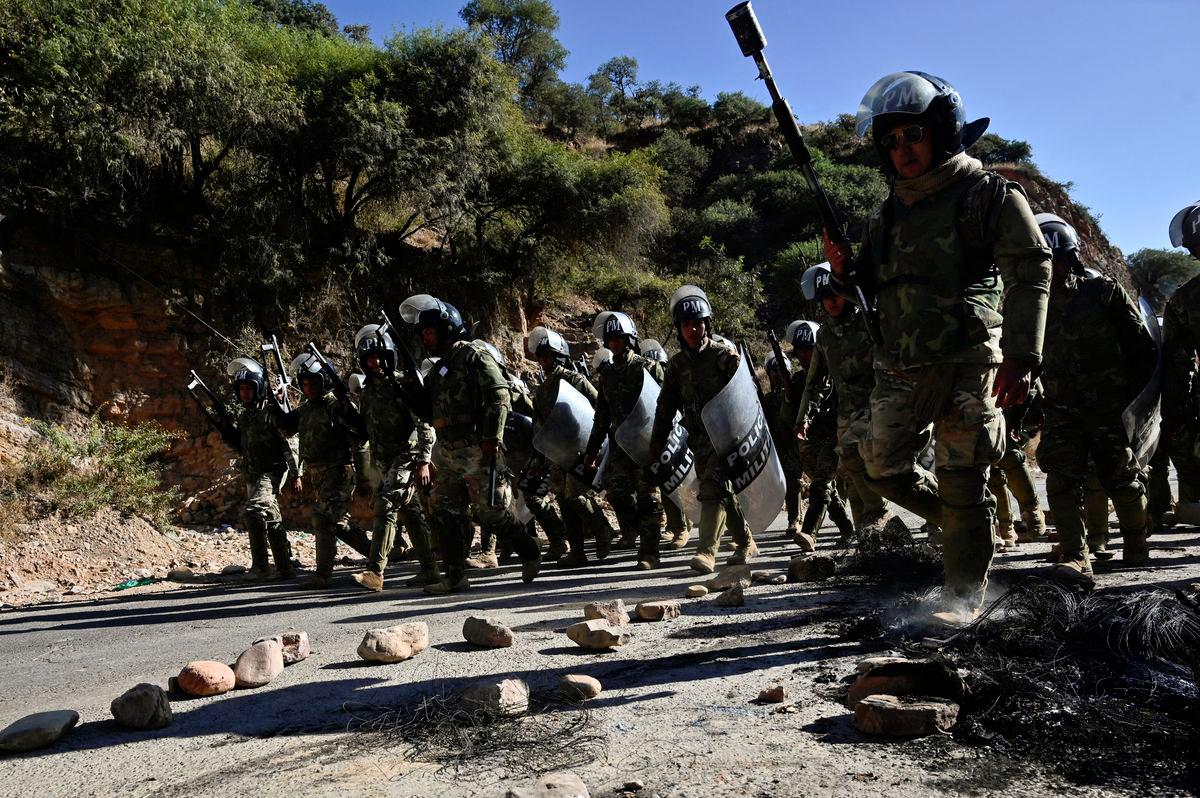 Military officers advance along the highway, clearing the way as supporters of former president Evo Morales continue to block roads - REUTERSpix
