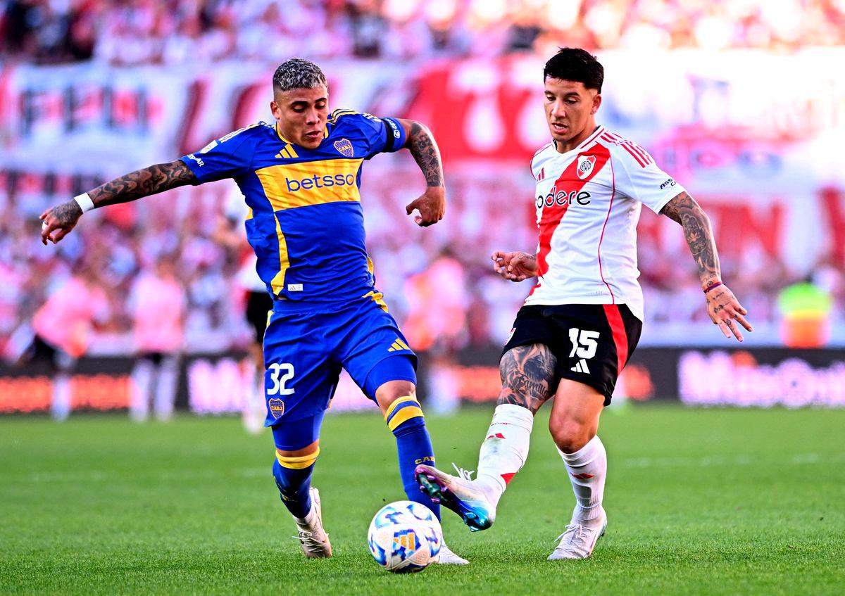Boca Juniors’ Ayrton Costa granted special U.S. visa after initial denial tied to past conviction; set to face Benfica on Monday.REUTERS