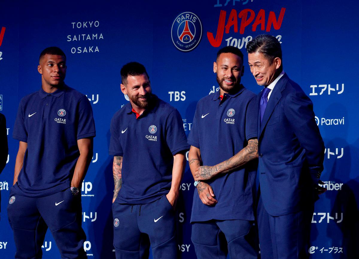 PSG’s Lionel Messi, Neymar and Kylian Mbappe talk with Kazuyoshi Miura, Japanese soccer legend and Japan Football League club Suzuka Point Getters player, during a news conference upon their team’s arrival in Tokyo for their team’s tour of Japan in Tokyo, Japan July 17, 2022. - REUTERS/Issei Kato/File Photo