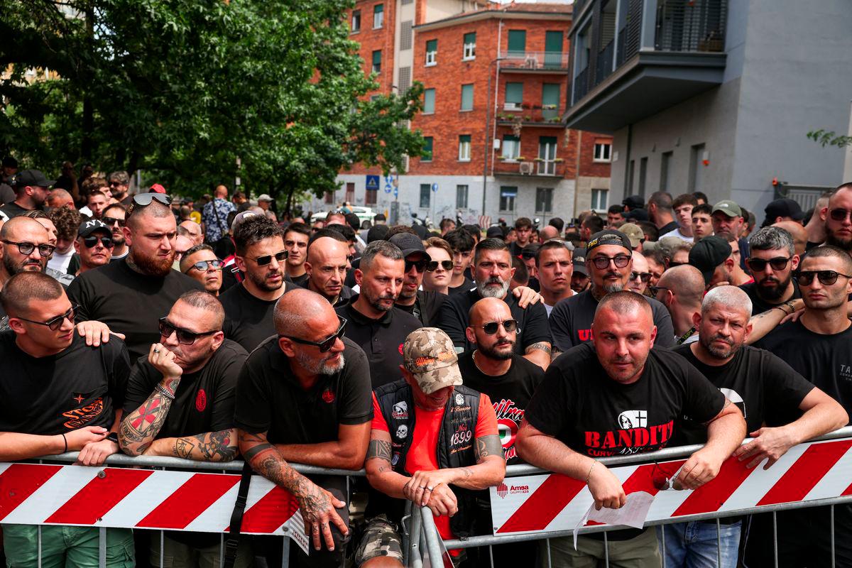 AC Milan 'ultras' supporters wait outside a high-security courtroom to show solidarity with fellow ultras awaiting a verdict in a court case involving soccer fans linked to both Inter Milan and AC Milan, who are suspected of having ties to the 'Ndrangheta mafia, in Milan, Italy, June 17, 2025. - REUTERSPIX
