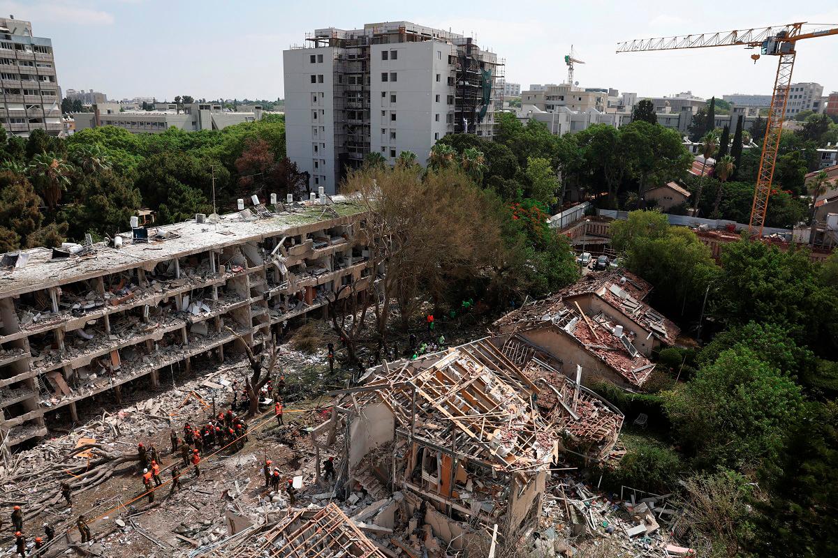 Emergency personnel work at an impact site following a missile attack from Iran on Israel, amid the Iran-Israel conflict, in Tel Aviv, Israel, June 22, 2025. REUTERS/Violeta Santos Moura