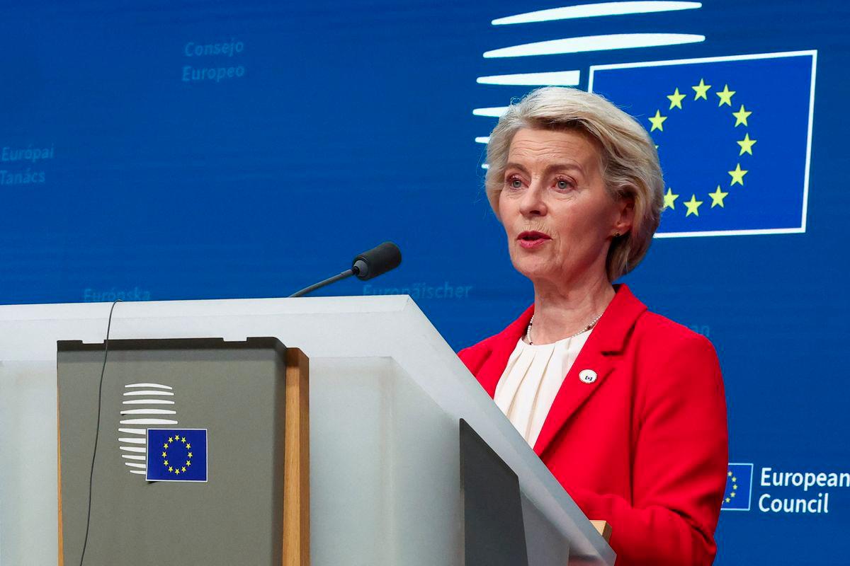 Presiden Suruhanjaya Eropah, Ursula von der Leyen, berucap di sebelah Perdana Menteri Poland, Donald Tusk, dan Presiden Majlis Eropah, Antonio Costa, semasa sidang media pada hari sidang kemuncak pemimpin-pemimpin Kesatuan Eropah di Brussels, Belgium pada 27 Jun 2025. - Reuters