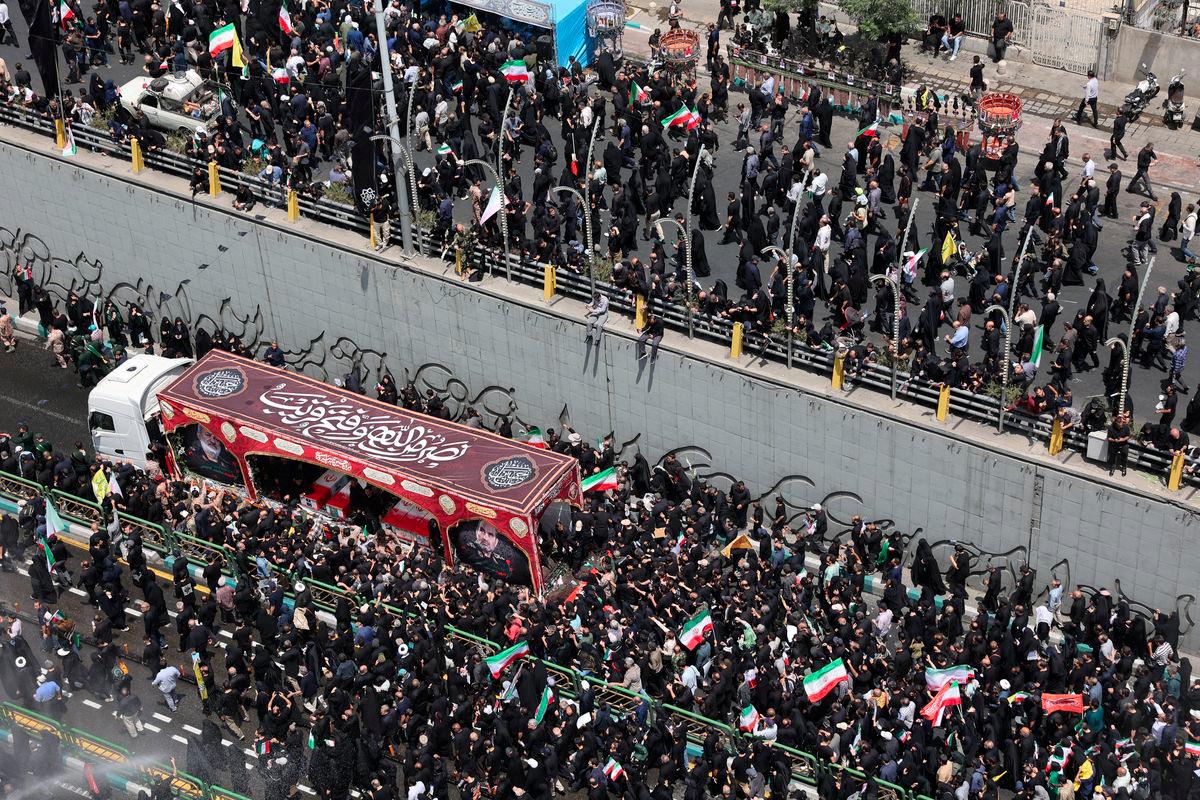 Orang ramai menghadiri perarakan pengebumian para komander tentera, saintis nuklear dan individu lain dari Iran yang terkorban dalam serangan Israel, di Tehran, Iran, pada 28 Jun 2025. - Reuters