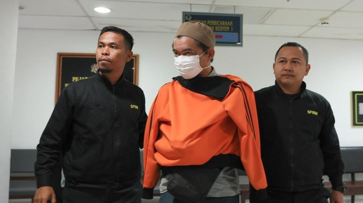 Former quantity surveyor at the Dungun Municipal Council, Mohammad Hanif Ahmad was charged today in the Sessions Court here. - BERNAMA