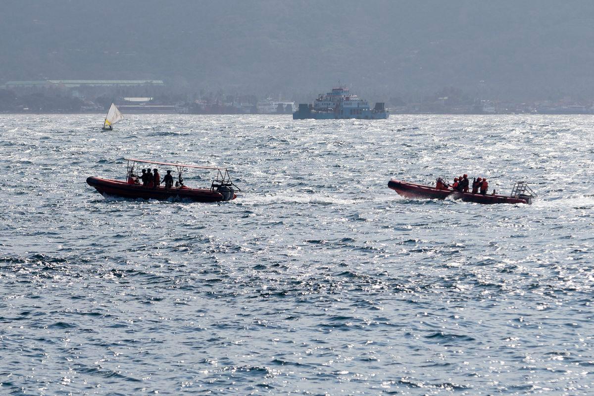 Anggota pasukan penyelamat Indonesia belayar dengan bot kecil semasa operasi mencari penumpang yang hilang, selepas feri KMP Tunu Pratama Jaya yang membawa 65 orang karam berhampiran pulau Bali, Indonesia, pada 3 Julai 2025. - Reuters