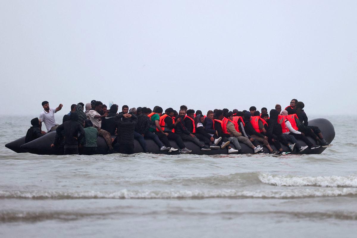 A group of migrants on an inflatable dinghy leave the coast of northern France in an attempt to cross the English Channel to reach Britain, from the beach of Petit-Fort-Philippe in Gravelines, near Calais, France, July 2, 2025. - REUTERSPIX