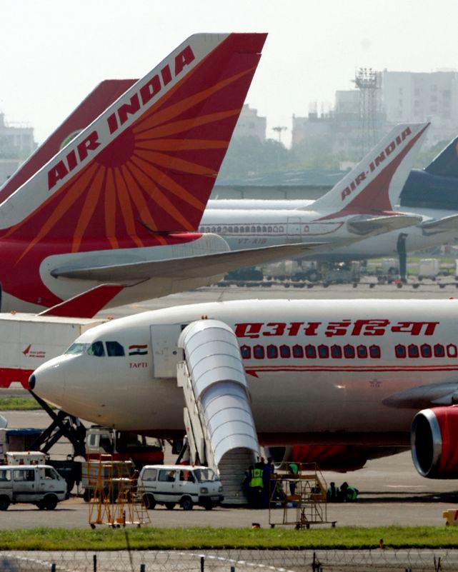 Air India aircrafts stand on the tarmac at the airport in Mumbai September 27, 2009. State-run Air India will cut productivity linked incentives payable to its employees by up to 50 percent, in a cost cutting measure affecting over 7,000 of its employees. - REUTERSPIX/Punit Paranjpe (INDIA TRANSPORT EMPLOYMENT BUSINESS)