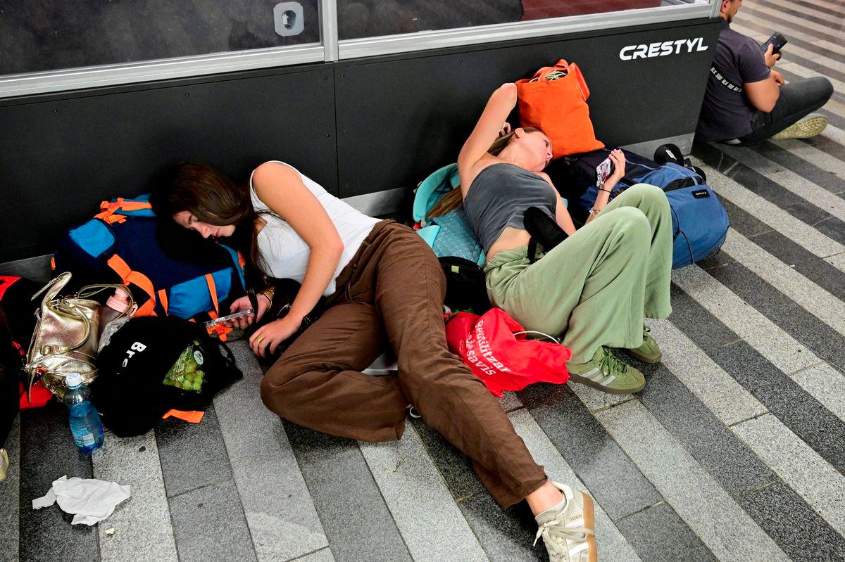 Passengers rest on the floor in the hall of the Main Railway Station, as a major power outage caused train delays, in Prague, Czech Republic, July 4, 2025. - CTK/Vondrous Roman REUTERSPIX