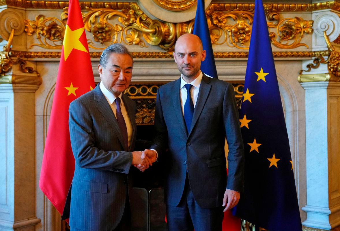 Chinese Foreign Minister Wang Yi poses for a photo with French Minister for Europe and Foreign Affairs Jean-Noel Barrot - Aurelien Morissard/Pool via REUTERS