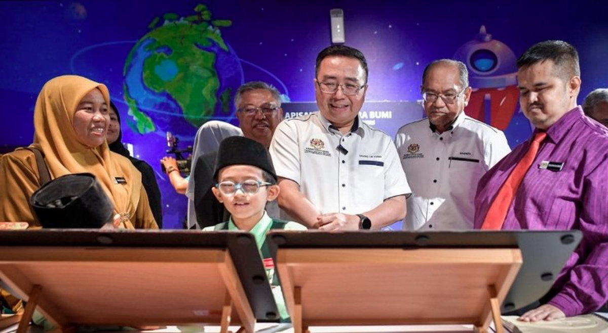 Menteri Sains, Teknologi dan Inovasi Chang Lih Kang menyantuni murid-murid Pendidikan Khas selepas Majlis Pelancaran Modul Astronami bagi Murid Berkeperluan Pendidikan Khas (MBPK) Ketidakupayaan Penglihatan, di Planetarium Negara. - BERNAMA