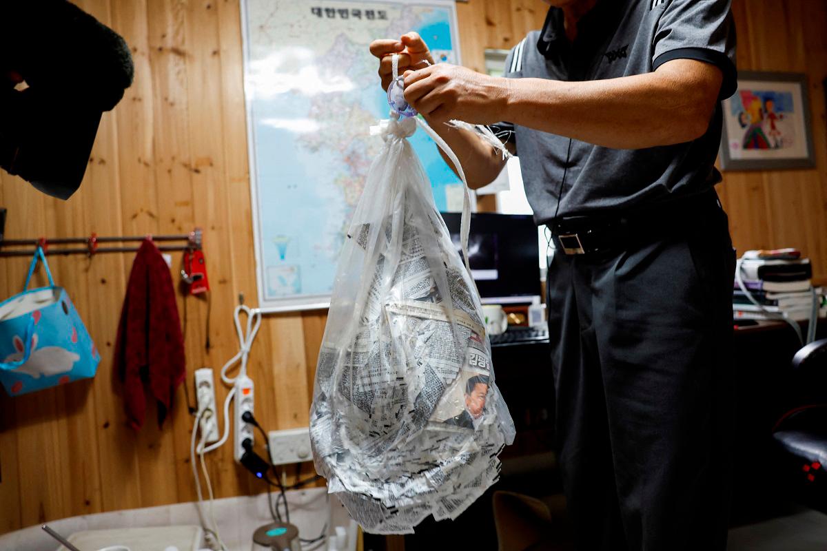 North Korean defector Lee Min-bok demonstrates how one of his homemade balloons carrying anti-Kim Jong Un leaflets bursts during an interview with Reuters at his home, in Pocheon, South Korea, July 1, 2025. - REUTERS/Kim Soo-hyeon