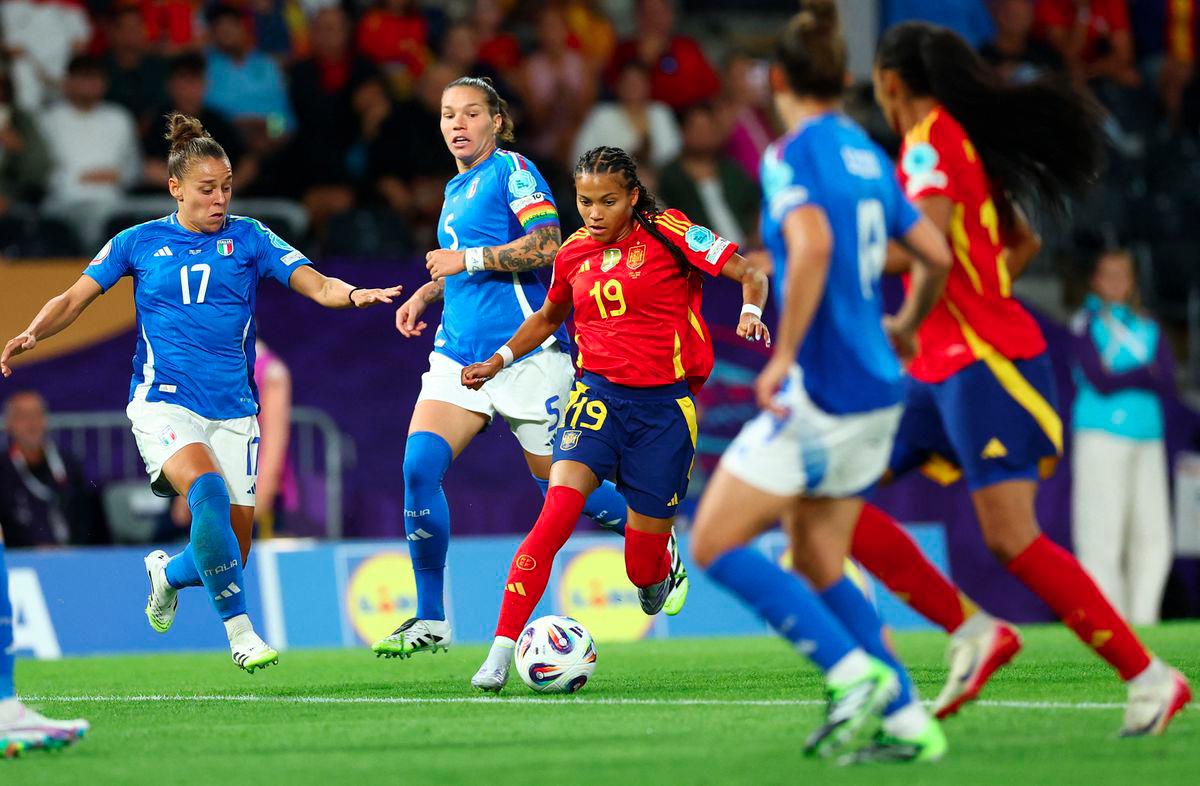 Football - UEFA Women's Euro 2025 - Group B - Italy v Spain - Stadion Wankdorf, Bern, Switzerland - July 11, 2025Italy's Lisa Boattin in action with Spain's Vicky Lopez - REUTERSPIX