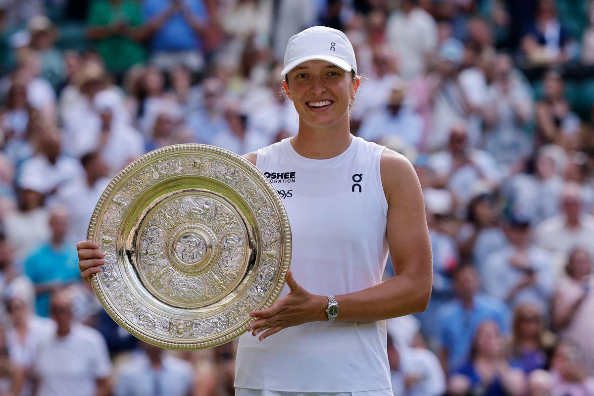 Poland’s Iga Swiatek celebrates with the trophy after winning the women’s singles final at Wimbledon against Amanda Anisimova of the U.S. REUTERS