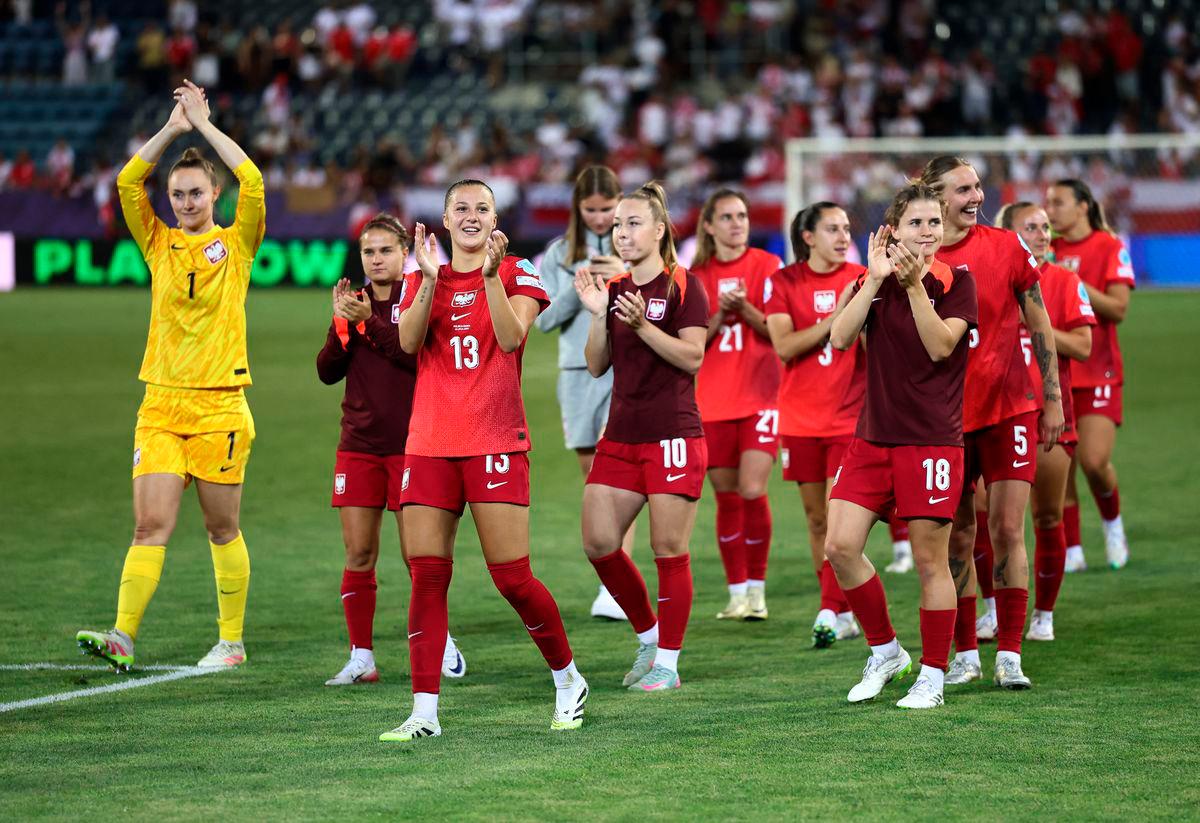 Poland’s Emilia Szymczak with teammates celebrate after the match REUTERS/Stephane Mahe