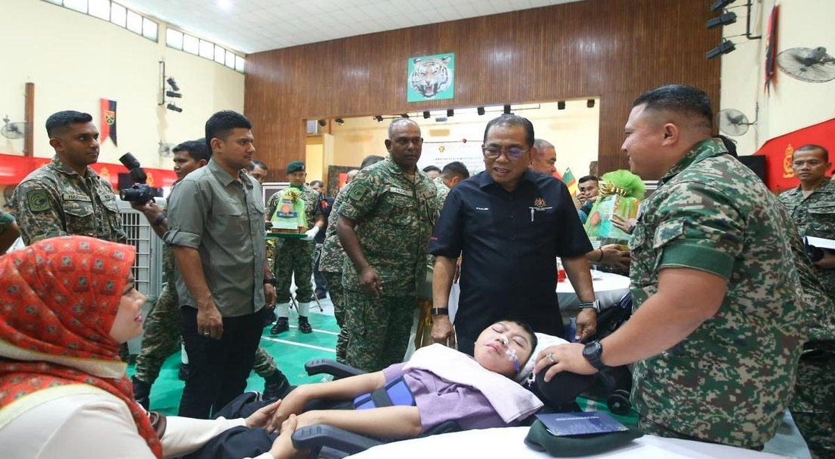 Defence Minister Datuk Seri Mohamed Khaled Nordin during a visit to the camp today. - BERNAMA