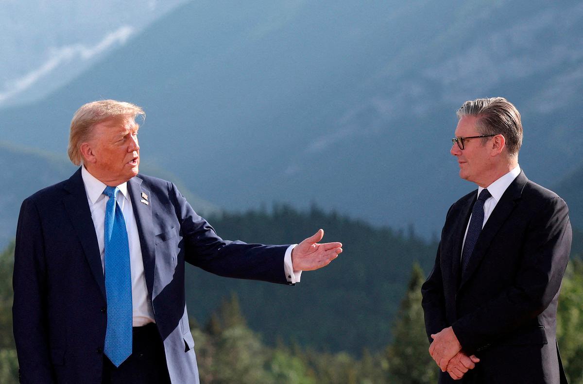 U.S. President Donald Trump and British Prime Minister Keir Starmer attend a photo session during the G7 Summit, in Kananaskis, Alberta, Canada, June 16, 2025. - REUTERS/Suzanne Plunkett/Pool/File Photo