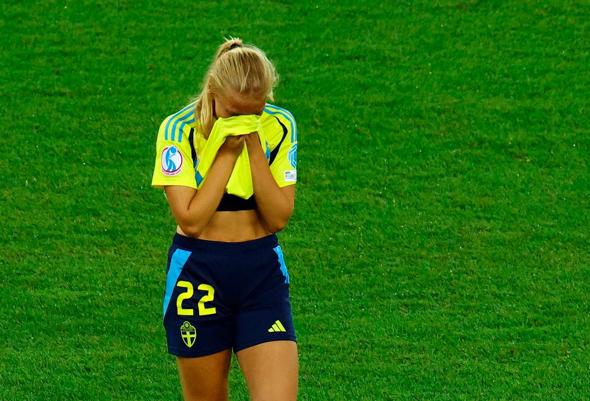 Sweden’s Smilla Holmberg looks dejected after losing the penalty shootout REUTERS/Bernadett Szabo TPX IMAGES OF THE DAY