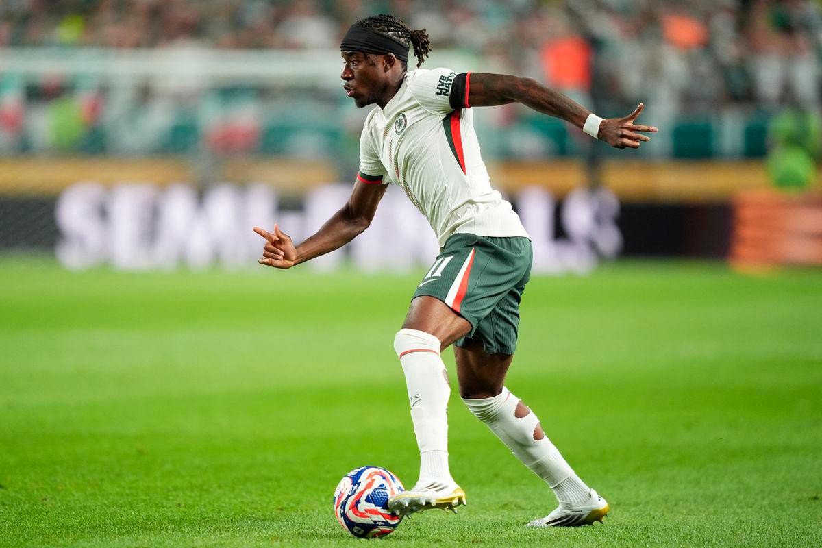 FILE PHOTO: Chelsea FC forward Noni Madueke (11) controls the ball against SE Palmeiras in the second half during a quarterfinal match of the 2025 FIFA Club World Cup at Lincoln Financial Field. Foto credit: Kyle Ross-Imagn Images/File Photo - REUTERS