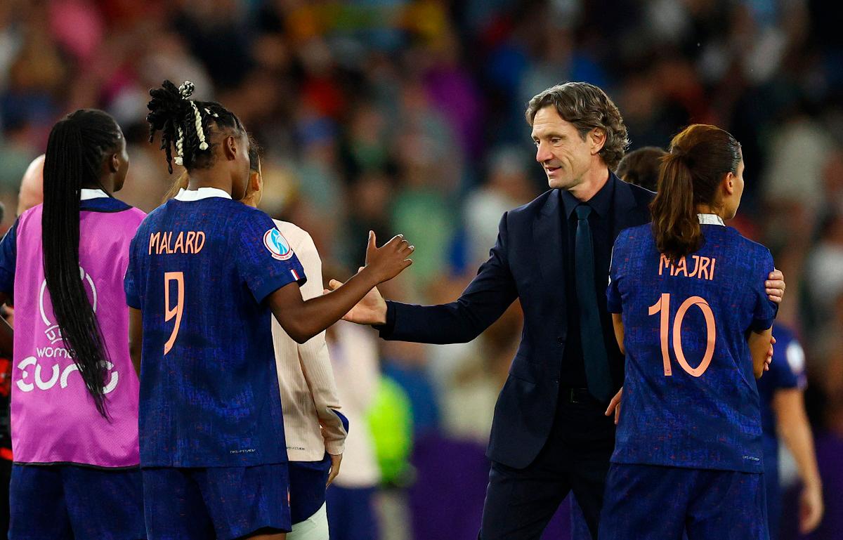 France’s Melvine Malard shakes hands with France coach Laurent Bonadei after losing the penalty shootout. - REUTERS/Piroschka Van De Wouw