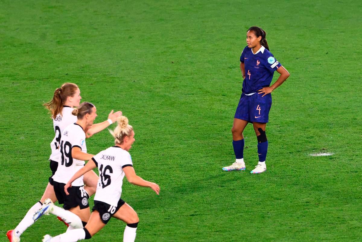 France’s Alice Sombath looks dejected after losing the penalty shoot-out REUTERS/Bernadett Szabo TPX IMAGES OF THE DAY