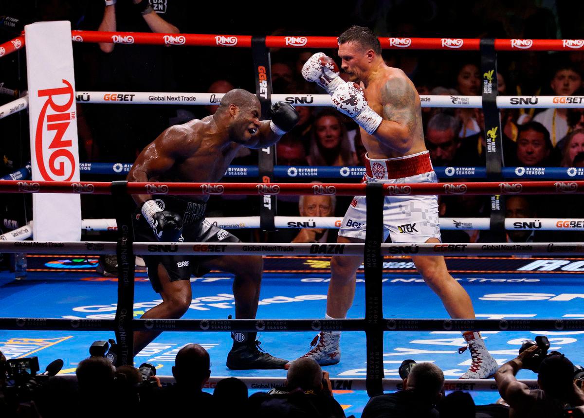 Oleksandr Usyk knocks down Daniel Dubois and wins the fight Action Images via REUTERS