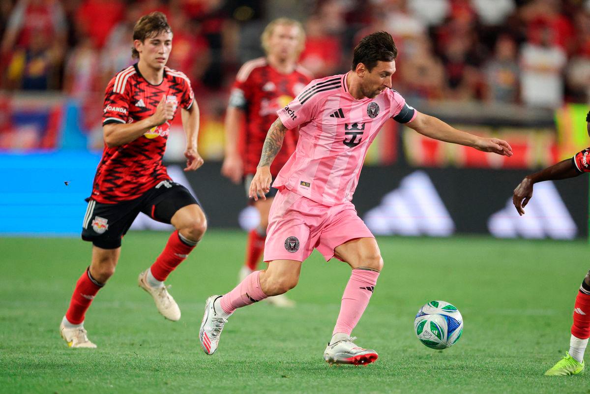 Inter Miami CF forward Lionel Messi (10) plays the ball during the second half against the New York Red Bulls at Sports Illustrated Stadium. Mandatory Credit: Vincent Carchietta-Imagn Images -REUTERS