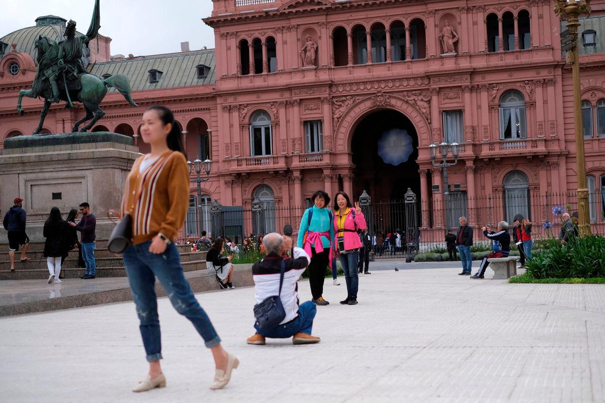Tourist pose for pictures in front of the presidential palace Casa Rosada in Buenos Aires, Argentina - Reuterspix
